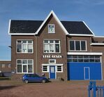 Het trafohuisje was ooit neergezet voor deze oude zuivelfabriek.
              <br/>
              Richard Keijzer, 2014-10-27